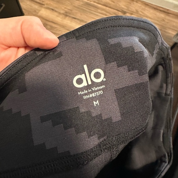 ALO Yoga Black Patterned Leggings (capri) - Picture 2 of 3